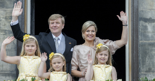 荷兰国王和王后与三个女儿向民众挥手致意