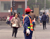 交通协管员欲制止一位执意闯红灯的老太太