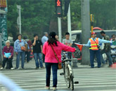 一位行人在红灯的情况下依然走到了马路中间