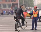 协管员拦下了一位打算闯红灯的男士