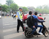 交警对违章的非机动车进行处理