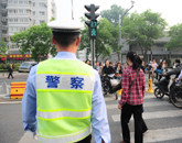 骑自行车的人正在过马路