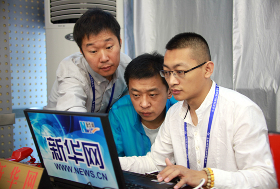 新華網前方報道組正在調試設備