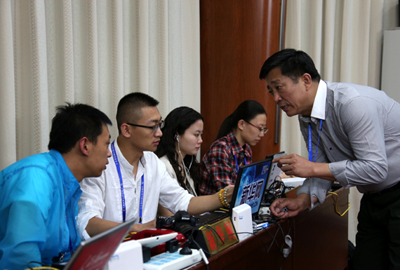 新华网前方记者在直播现场