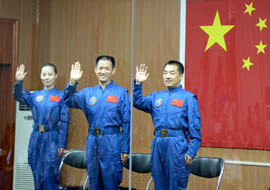 视频回放：航天员飞行乘组与记者见面会