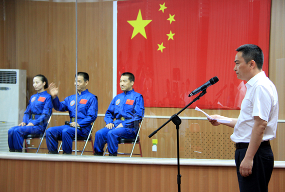邓一兵正在介绍有关情况