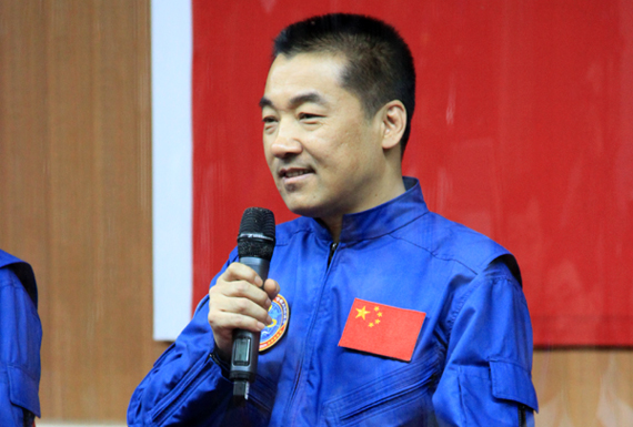 航天员张晓光正在回答记者提问