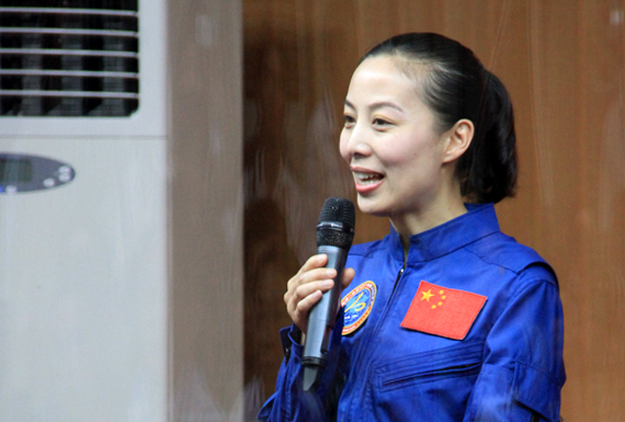 航天员王亚平正在回答记者提问