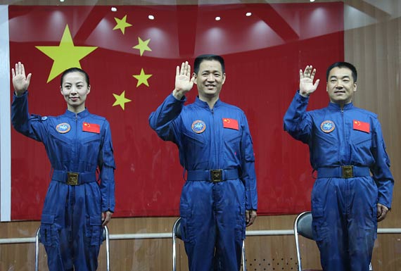 航天员飞行乘组同记者见面