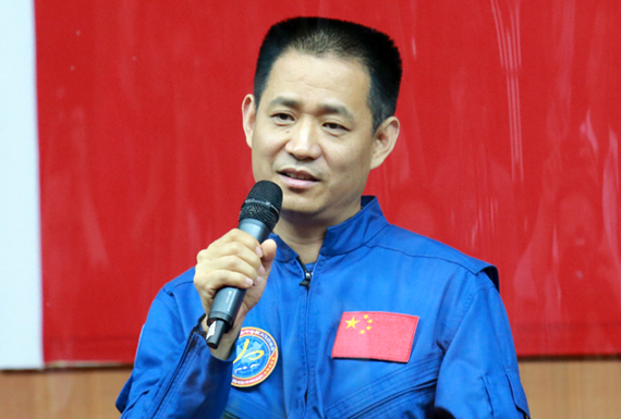 航天员聂海胜正在回答记者提问