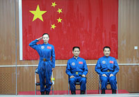 航天员飞行乘组同记者见面