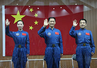 航天员飞行乘组同记者见面