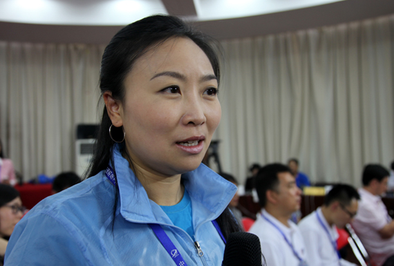 新华社记者正在向三名航天员提问