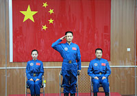 航天员飞行乘组同记者见面