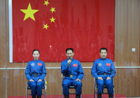 航天员飞行乘组同记者见面