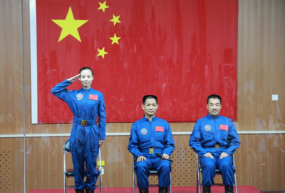 航天员飞行乘组同记者见面