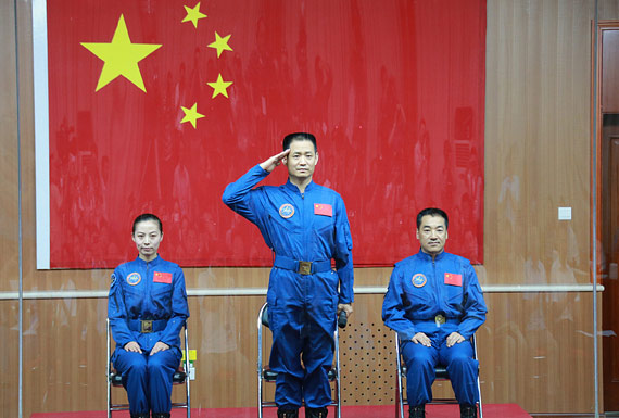航天员飞行乘组同记者见面
