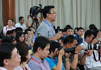 一名记者在见面会现场提问