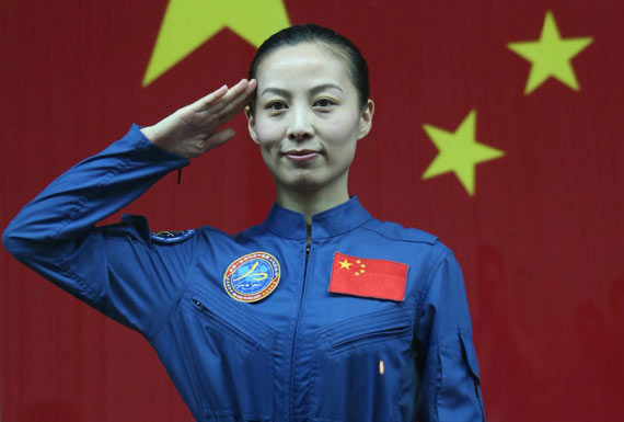 航天员王亚平出席见面会