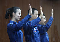 航天员飞行乘组同记者见面