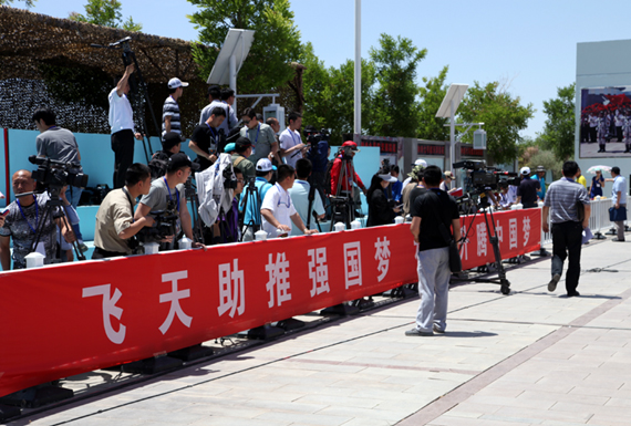 参加报道的前方记者