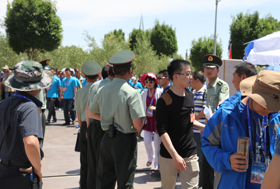 记者和欢送人群正在进入现场