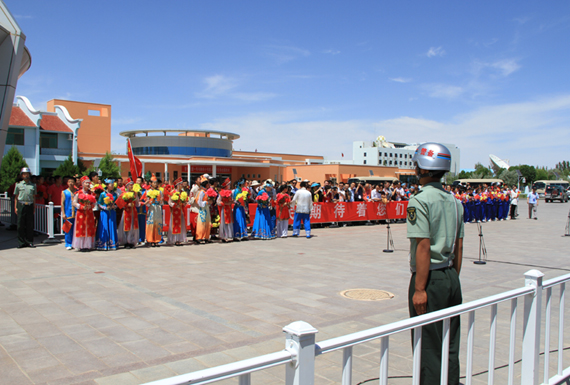 欢送人群列队完毕