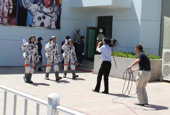 三名航天员走出问天阁南门