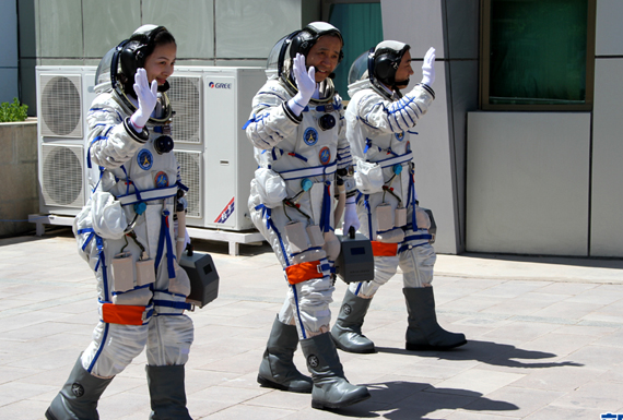 航天员向请示出征位置前行