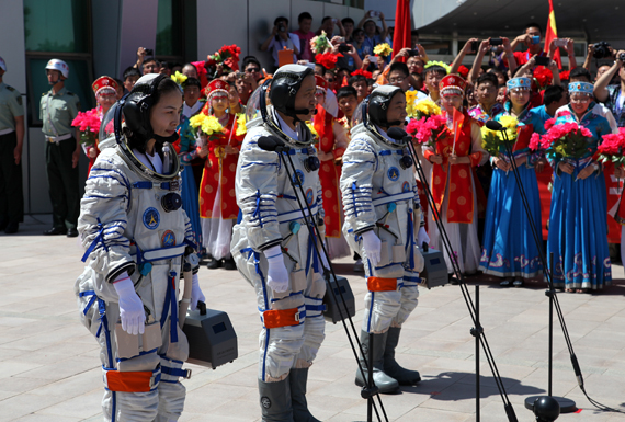 三名航天员请示出征