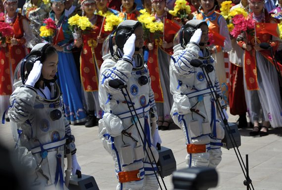 三名航天员敬礼