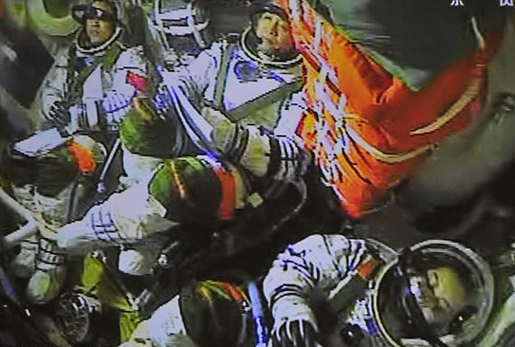 航天员在返回舱内进行各项准备工作