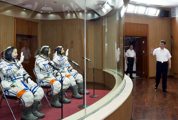 习近平为航天员壮行