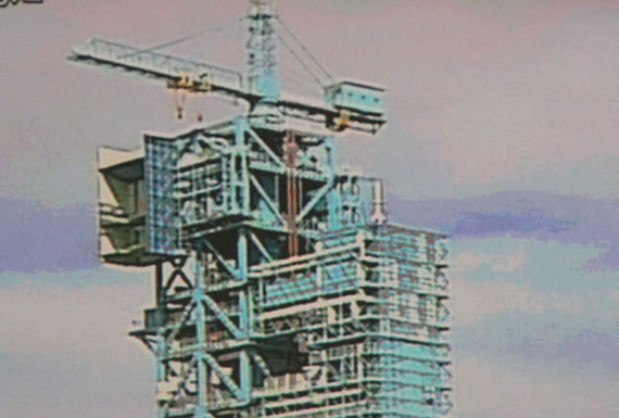 发射塔架最高层回转平台打开