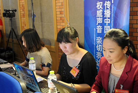 新華網直播工作人員在授課現場