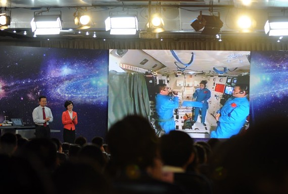航天员与现场进行互动