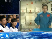 同学们举手向航天员王亚平提问