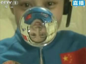 航天员王亚平的倒像出现在水球中