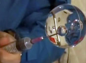 航天员王亚平向水球中注入气泡