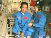 航天员聂海胜在演示悬空打坐