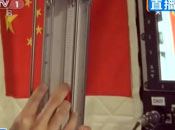 航天员王亚平在演示太空质量测量