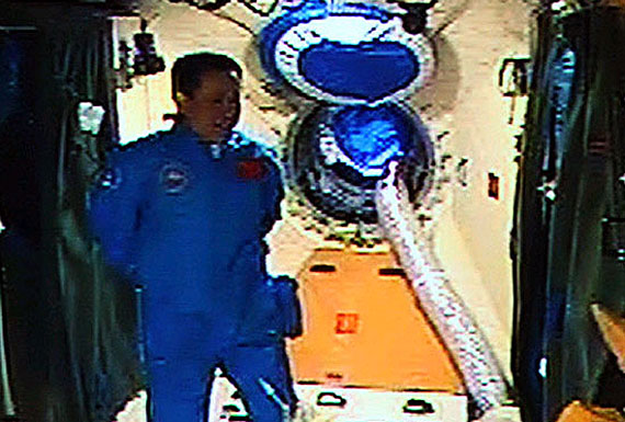 航天员在舱内工作