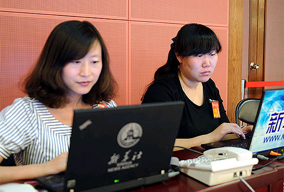 新华网报道人员在现场工作
