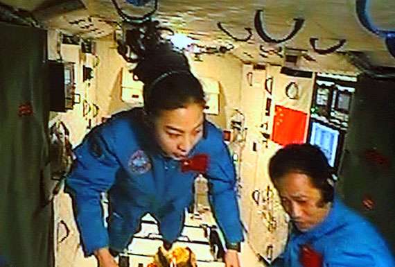 航天员在舱内工作