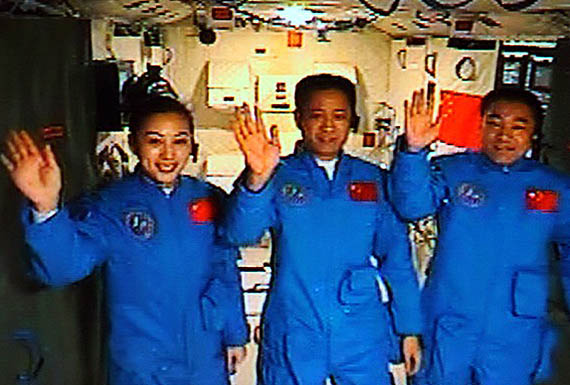 航天员进行天地通话