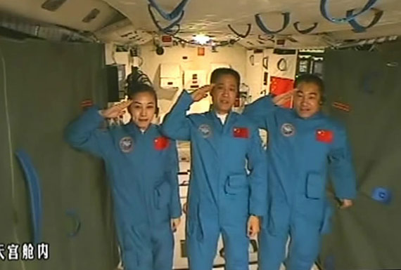 习近平与航天员通话