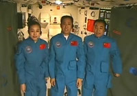 习近平与航天员通话