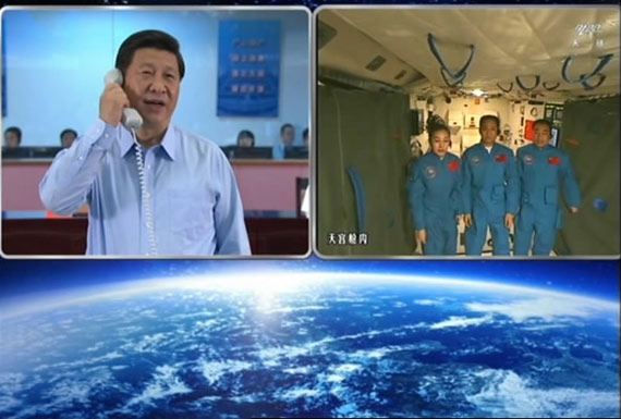 习近平与航天员通话