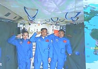 习近平与航天员通话