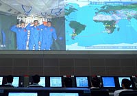 习近平与航天员通话